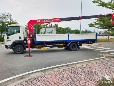 Xe tải Isuzu FRR 90NE5 gắn cẩu Unic URV375, tải trọng 5 tấn, động cơ Euro 5, vận chuyển mạnh mẽ, nâng hạ chuyên nghiệp.