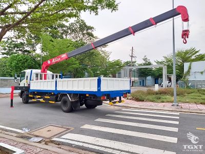 Xe tải Isuzu FRR 90NE5 gắn cẩu Unic URV375, tải trọng 5 tấn, công suất 205 Ps, tiêu chuẩn Euro 5, phù hợp vận chuyển và nâng hạ chuyên nghiệp.