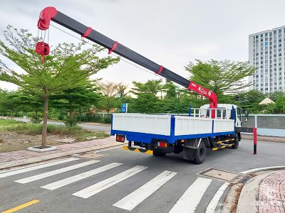 Xe tải Isuzu FRR 90NE5 gắn cẩu Unic URV375, chuyên vận chuyển, nâng hạ chuyên nghiệp, tải trọng 5 tấn, công suất 205 Ps, đạt chuẩn Euro 5.