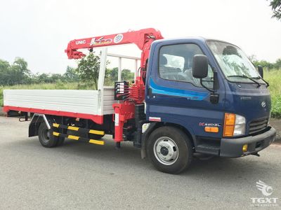 Xe tải Hyundai New Mighty N250SL 2 Tấn với cẩu Unic URV233, động cơ Euro 5, nâng hạ hàng hóa hiệu quả.