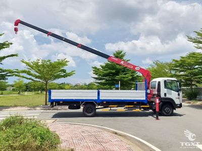 Xe tải Isuzu FRR90QE5 4.5T, gắn cẩu Unic URV374, vận hành mạnh mẽ, thân thiện môi trường, phù hợp vận chuyển đa ngành.