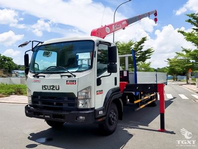 Xe tải Isuzu FRR90QE5 4.5T đẳng cấp, gắn cẩu Unic URV374, khả năng vận chuyển linh hoạt, tiêu chuẩn khí thải Euro 5 thân thiện môi trường.