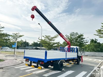 Xe tải cẩu Isuzu FRR 90NE5 4.1 Tấn gắn cẩu Unic URV343, thiết kế mạnh mẽ, tiết kiệm nhiên liệu, lý tưởng cho vận chuyển xây dựng, an toàn cao.
