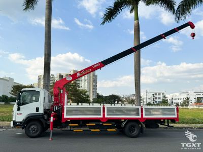 xe-tai-isuzu-frr-frr90ne5-5t4-gan-cau-unic-urv345-1.jpg Xe tải Isuzu FRR90NE5 5.4 tấn gắn cẩu Unic URV345, thiết kế bền bỉ, khả năng nâng cao, phù hợp vận chuyển và nâng hàng nặng.