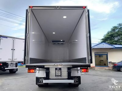 Xe tải Isuzu FVR FVR34VE5 7 tấn, thùng đông lạnh cao cấp 61m³, duy trì -20°C, động cơ 240PS, bền bỉ, tiết kiệm nhiên liệu.