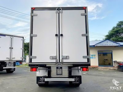 Xe tải Isuzu FVR FVR34VE5 7 tấn, thùng lạnh 61m³ duy trì -20°C, động cơ 240PS, độ bền cao và tiết kiệm nhiên liệu.