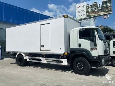 Xe tải Isuzu FVR 7T thùng bảo ôn, động cơ Euro 5, phù hợp vận chuyển hàng nhạy cảm nhiệt độ.