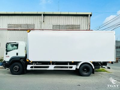 Xe tải Isuzu FVR 7T thùng bảo ôn, động cơ Euro 5, phù hợp vận chuyển hàng nhạy cảm nhiệt độ.