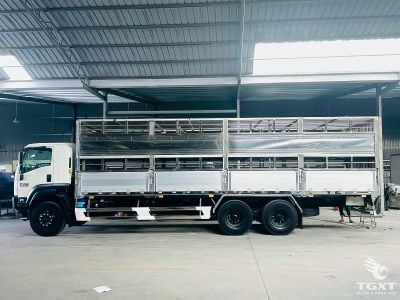 Xe tải Isuzu FVM60WE5 chở gia súc, thiết kế an toàn, công suất 280 Ps, tiết kiệm nhiên liệu, phù hợp vận chuyển trang trại.
