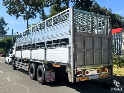 Xe tải Isuzu FVM60WE5 vận chuyển gia súc, thiết kế chuyên dụng, động cơ 280 Ps, tiết kiệm nhiên liệu, an toàn tối đa.