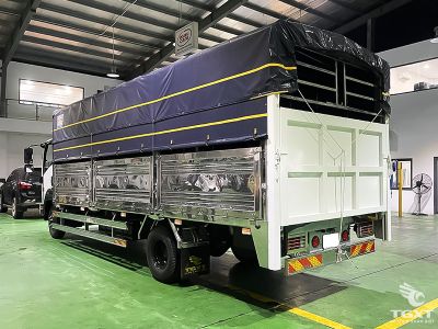 xe-tai-isuzu-frr-frr90ne5-6t-thung-bat-bung-nang-2.jpg Xe tải Isuzu FRR 6T, động cơ tiết kiệm nhiên liệu, phù hợp vận chuyển nội thành và liên tỉnh.