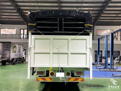 xe-tai-isuzu-frr-frr90ne5-6t-thung-bat-bung-nang-3.jpg Xe tải Isuzu FRR 6T, công nghệ Euro 5, vận chuyển hàng nội tỉnh và liên tỉnh hiệu quả.