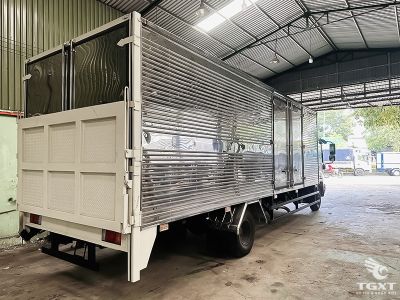 xe-tai-isuzu-frr-frr90ne5-6t-thung-kin-bung-nang-4.jpg Xe tải Isuzu FRR 6T, động cơ Euro 5, vận chuyển hàng nội thành và liên tỉnh, hiệu suất cao.