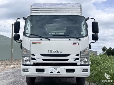 xe-tai-isuzu-nqr-nqr75le5-4t-cho-gia-suc-1.jpg Xe tải Isuzu NQR75LE5 4 tấn chuyên dụng vận chuyển gia súc, làm từ Nhật Bản, an toàn, tiêu chuẩn khí thải Euro 5.