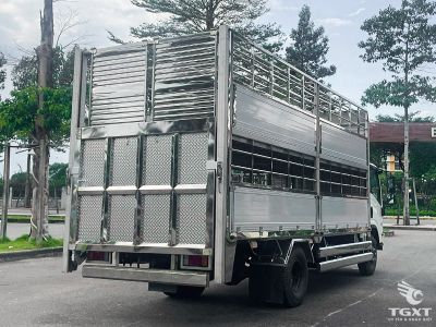 xe-tai-isuzu-nqr-nqr75le5-4t-cho-gia-suc-2.jpg Xe tải chuyên dụng chở gia súc Isuzu NQR75LE5, an toàn, bền bỉ, tiêu chuẩn khí thải Euro 5, từ Nhật Bản.