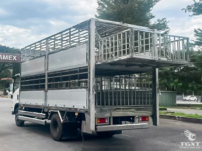 xe-tai-isuzu-nqr-nqr75le5-4t-cho-gia-suc-3.jpg Xe tải chở gia súc Isuzu NQR75LE5, thiết kế chuyên biệt, vận chuyển an toàn, tiêu chuẩn khí thải Euro 5, Nhật Bản.