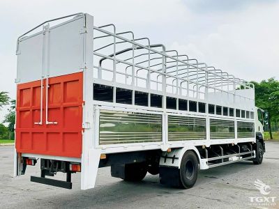 Xe tải Isuzu FVR34UE5 7 tấn vận chuyển mô tô, thiết kế dài 10m, động cơ Euro 5, nội thất tiện nghi, an toàn cao, phù hợp vận chuyển xe máy tại Việt Nam.