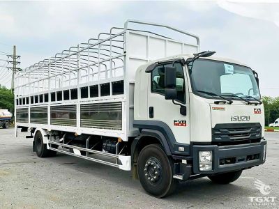 Xe tải Isuzu FVR FVR34UE5 7 tấn chở mô tô, thiết kế dài 10m, động cơ Euro 5, nội thất tiện nghi, an toàn cao, lý tưởng vận chuyển xe máy tại Việt Nam.