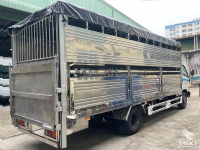 xe-tai-hyundai-mighty-w11xl-7-tan-cho-gia-suc-euro-5-3.jpg Xe tải Hyundai Mighty W11XL 7 tấn chuyên dụng vận chuyển gia súc, khí thải Euro 5, thiết kế chắc chắn, phù hợp vận tải nông nghiệp.