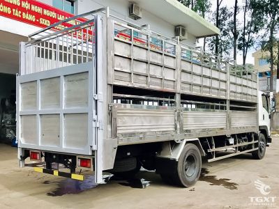 Xe tải chuyên dụng chở gia súc của Isuzu, thiết kế an toàn, tiết kiệm nhiên liệu, phù hợp vận chuyển trong ngành chăn nuôi Việt Nam.