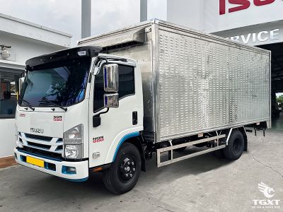Xe tải Isuzu NQR NQR75ME5 3.2 Tấn vận chuyển gia cầm, thiết kế inox đa tầng, động cơ 155 Ps, tiêu chuẩn khí thải Euro 5, đảm bảo an toàn và tiết kiệm.