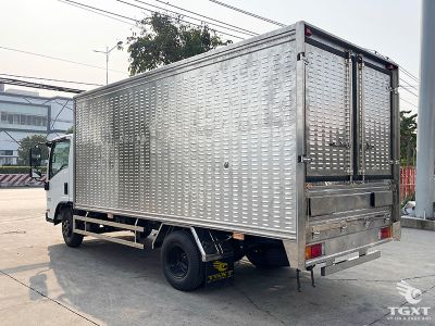 Xe tải Isuzu NQR NQR75ME5 3.2 Tấn chở gia cầm, thiết kế inox đa tầng, động cơ 155 Ps, khí thải Euro 5, vận hành linh hoạt, an toàn tối đa.
