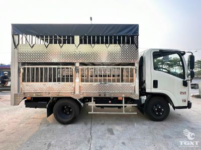 Xe tải Isuzu QKR QLR77FE5 1.9 tấn chở gia súc, động cơ diesel đạt chuẩn Euro 5, thiết kế bền bỉ, phù hợp vận chuyển nội đô và liên tỉnh.