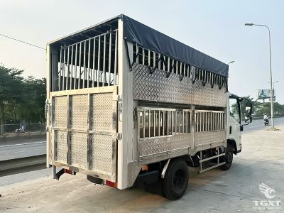 Xe tải Isuzu QKR QLR77FE5 1.9 tấn chở gia súc, động cơ Euro 5, tiết kiệm nhiên liệu, thiết kế Nhật Bản, phù hợp vận chuyển đa dạng.