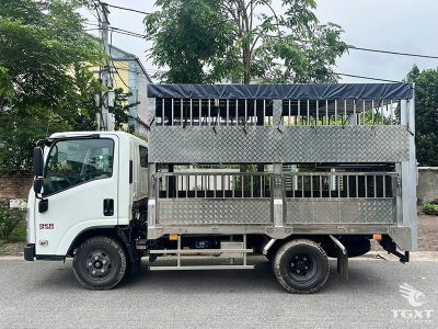 Xe tải Isuzu QKR QLR77FE5 1.9 tấn chuyên chở gia súc, hiệu quả kinh tế cao, thiết kế bền bỉ chuẩn Nhật, phù hợp vận chuyển đa địa hình.