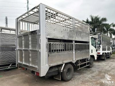 Xe tải Isuzu QKR QLR77FE5 1.9 tấn chở gia súc, thiết kế Nhật Bản, tiêu chuẩn Euro 5, tiết kiệm nhiên liệu, vận chuyển nội đô và liên tỉnh.