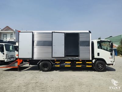 xe-tai-isuzu-npr-npr85ke5a-2t5-thung-kin-bung-nang-1.jpg Xe tải Isuzu NPR NPR85KE5A 2.5 tấn với thiết kế bền bỉ, phù hợp vận chuyển đa dạng, hiệu quả cao.