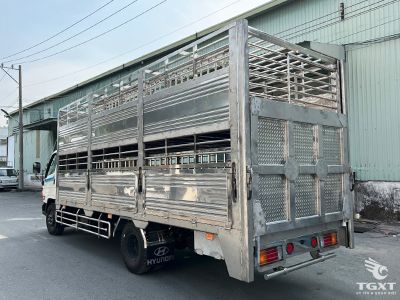 xe-tai-hyundai-mighty-w11s-5t9-cho-gia-suc-euro-5-5.jpg Xe tải Hyundai Mighty W11S 5.9 Tấn chở gia súc, Euro 5, thiết kế chuyên dụng, an toàn cao, vận chuyển hiệu quả.