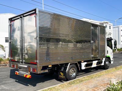 xe-tai-isuzu-npr-npr85ke5-3t5-thung-kin-5.jpg Xe tải Isuzu NPR85KE5A 3.5 Tấn với động cơ Diesel mạnh mẽ, thiết kế phù hợp vận chuyển đa dạng tại Việt Nam.