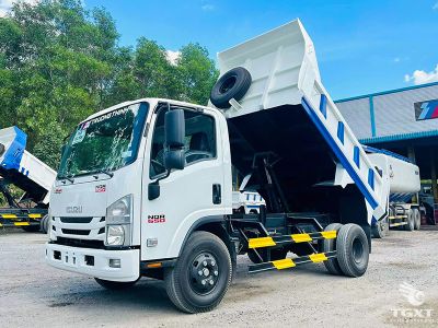 Xe tải ben của thương hiệu Isuzu NQR 5.5 tấn, dung tích 4 khối, động cơ Euro 5 mạnh mẽ, phù hợp vận chuyển vật liệu xây dựng.