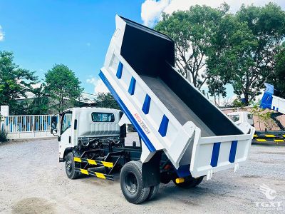 Xe tải ben hiệu quả cao Isuzu NQR75HE5 5.5 tấn, dung tích 4 khối, phù hợp vận chuyển vật liệu xây dựng và công nghiệp.