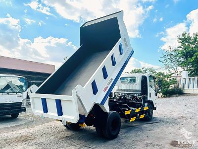 Xe ben hợp lý hiệu quả Isuzu NQR75HE5, 5.5 tấn, 4 khối, cấu hình bền bỉ và tiết kiệm, phù hợp vận chuyển vật liệu xây dựng.