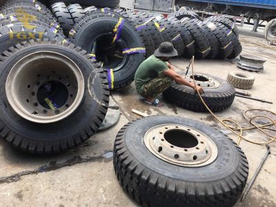 mua-cu-hay-moi-2.jpg Lốp xe tải cũ và mới so sánh trong bài viết chi tiết.