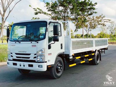 Xe tải Isuzu NQR NQR75LE5 4.9 tấn, thùng lửng hiện đại, bền bỉ, tiết kiệm nhiên liệu, phù hợp vận chuyển hàng hóa dài hạn.