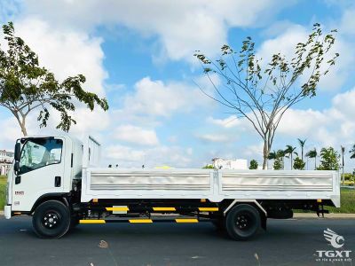 Xe tải Isuzu NQR NQR75LE5 4.9 tấn, thùng lửng, thiết kế hiện đại, bền bỉ, phù hợp vận chuyển hàng hóa trọng tải lớn.