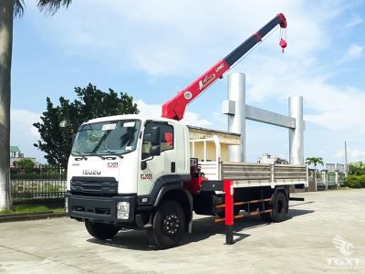 Xe tải Isuzu FVR kết hợp cẩu UNIC URV505, khả năng tải 7 tấn, động cơ 240PS, đạt chuẩn Euro 5, bền bỉ, phù hợp xây dựng và logistics.