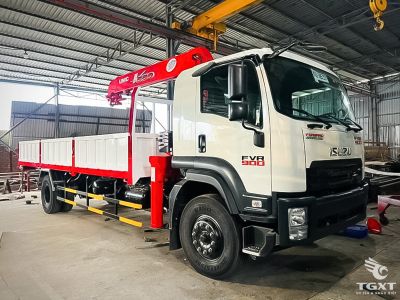 Xe tải Isuzu FVR tích hợp cẩu UNIC URV505, tải trọng 7 tấn, động cơ 240PS Euro 5, bền bỉ, lý tưởng cho xây dựng và logistics.