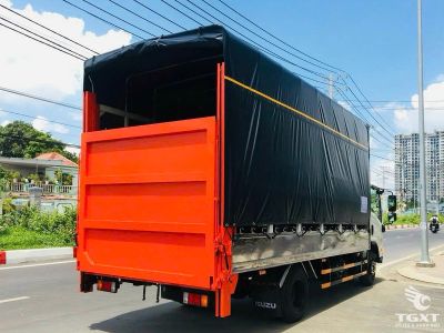 Xe tải Isuzu NPR85KE5 3.2 tấn chở mô tô, xe máy, động cơ Euro 5, thiết kế hiện đại, vận hành linh hoạt, phù hợp vận chuyển tại Việt Nam.