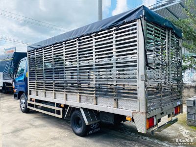 Xe tải Hyundai New Mighty N250SL 2 tấn chở gia cầm Euro 5, động cơ D4CB, thùng inox, vận chuyển an toàn, hiệu quả.