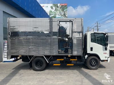 Xe tải Isuzu NQR NQR75HE5 5.9 Tấn, thùng kín, bền bỉ, vận hành tiết kiệm, phù hợp vận chuyển đa dạng.