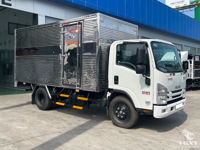 Xe tải Isuzu NQR NQR75HE5 5.9 Tấn, thùng kín, bền bỉ, tiết kiệm nhiên liệu, phù hợp vận chuyển hàng hóa đa dạng.