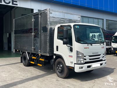 Xe tải Isuzu NQR NQR75HE5 5.9 Tấn, thùng kín, bền bỉ, tiết kiệm nhiên liệu, phù hợp vận chuyển hàng hóa.