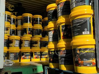 cac-loai-nhot-3.jpg Hình ảnh các loại nhớt xe tải đa dạng, phù hợp cho các dòng xe vận tải nặng.