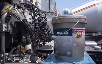 Dấu hiệu nhớt xe tải xuống cấp: màu sắc, mùi khét, tiếng ồn, khói thải rõ rệt