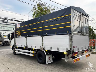 Xe tải Isuzu NQR 4.9T thùng bạt, mạnh mẽ, bền bỉ, tiết kiệm nhiên liệu, phù hợp vận chuyển đa dạng hàng hóa.