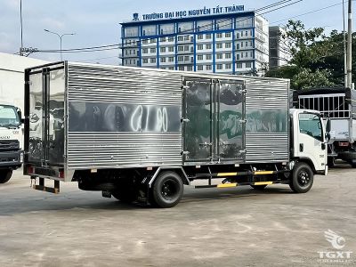 Xe tải Isuzu NQR NQR75ME5A, 4.9 Tấn, động cơ Euro 5, công suất 155PS, vận hành mạnh mẽ, tiết kiệm nhiên liệu, thiết kế bền bỉ, phù hợp vận chuyển đa dạng.